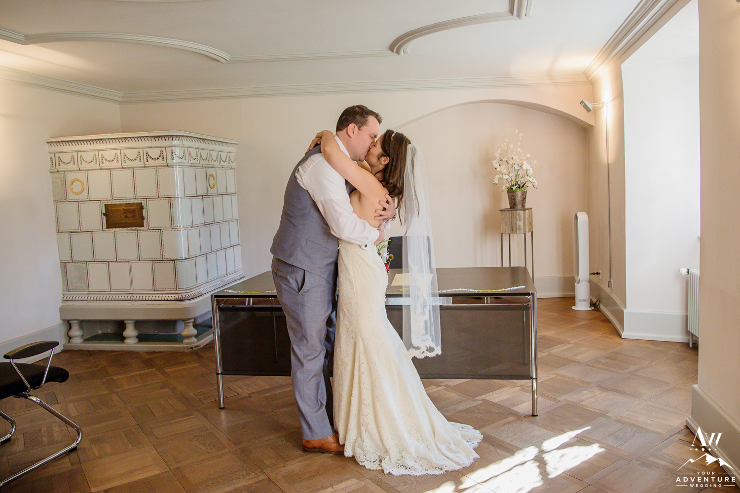 Couple kissing in courthouse wedding in Switzerland