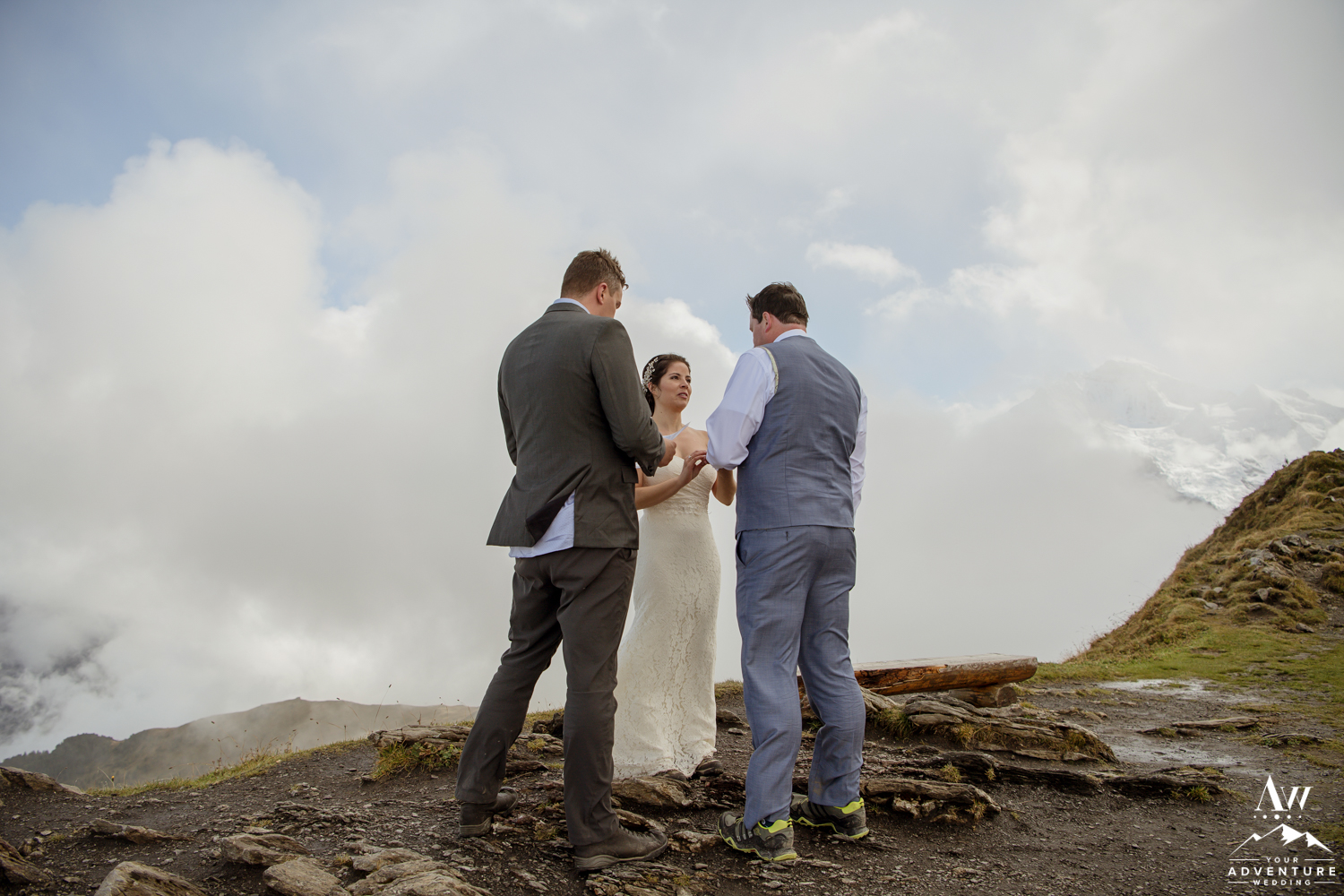 Couple getting married on top of the Männlichen summit in the clouds