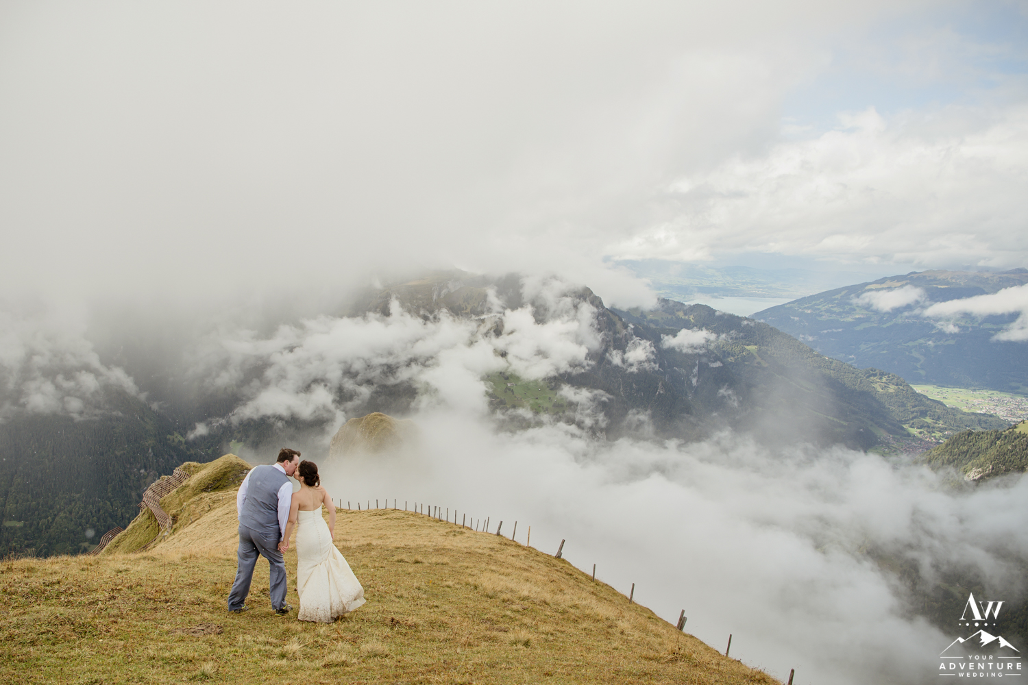 Couple kissing at the Männlichen Summit